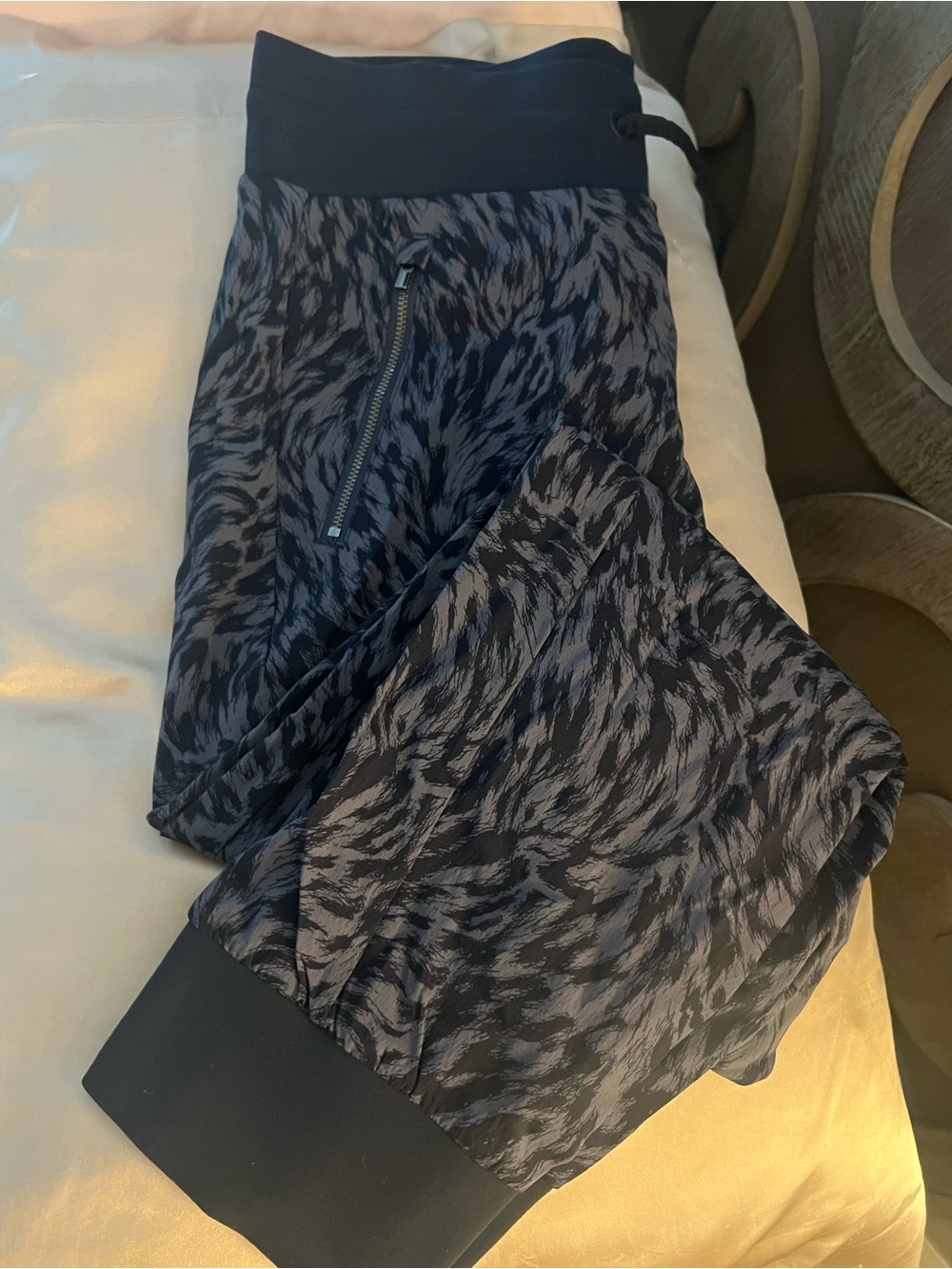 ATHLETA Black and Gray Printed Jogger Pants 6 tall